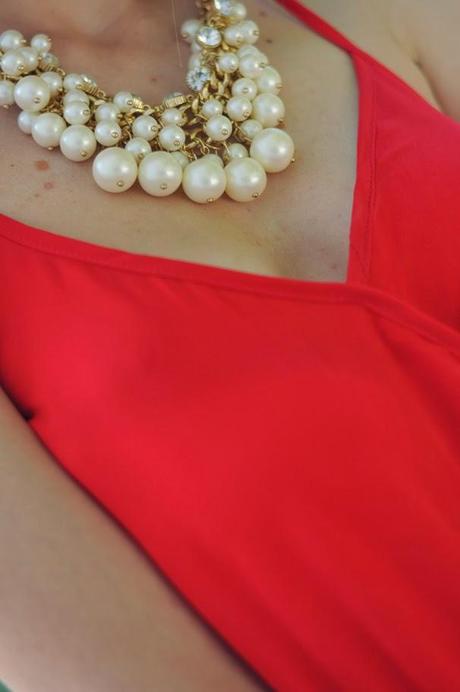 MONO ROJO Y COLLAR DE PERLAS