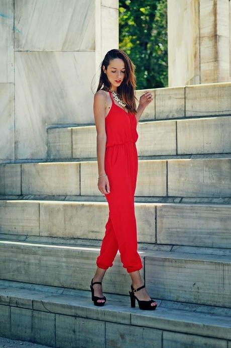 MONO ROJO Y COLLAR DE PERLAS
