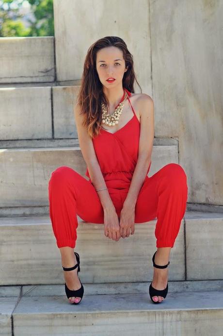 MONO ROJO Y COLLAR DE PERLAS