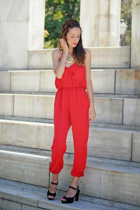 MONO ROJO Y COLLAR DE PERLAS