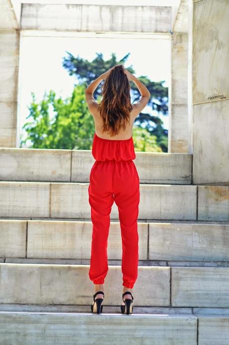 MONO ROJO Y COLLAR DE PERLAS