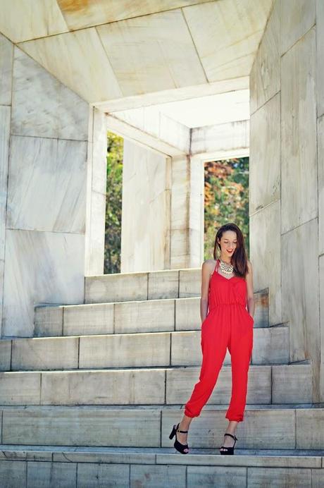 MONO ROJO Y COLLAR DE PERLAS
