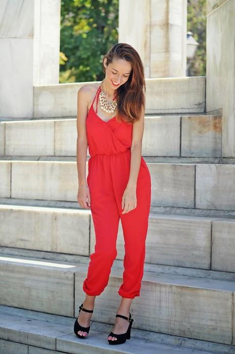 MONO ROJO Y COLLAR DE PERLAS