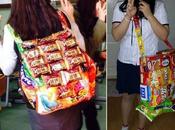 moda entre estudiantes coreanos regalar mochilas confeccionadas snacks