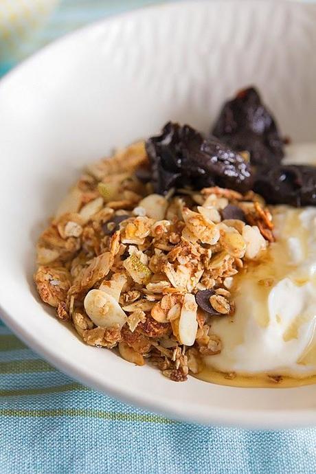 Granola de almendras y cardamomo