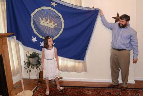 Jeremías Heaton y su hija Emily muestran la bandera que colocaron en Bir Tawil para reclamar su reinado.