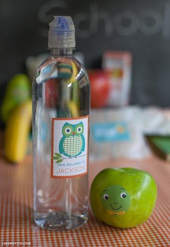 descarga etiquetas personalizadas gratis para marcar botellas de agua, meriendas frutas