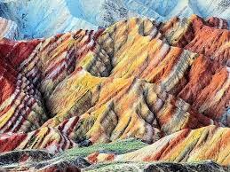 Fuente: https://c1.staticflickr.com/3/2835/9404226761_de220f2820_z.jpg El colorido espectáculo natural de la Formación Zhangye-Danxia