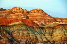 Fuente: http://metamythic.com/wp-content/upld/2012/12/danxia-landform-3-728x482.jpg El colorido espectáculo natural de la Formación Zhangye-Danxia