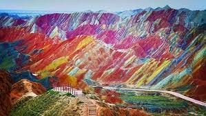 Fuente: http://www.vuelaviajes.com/wp-content/2014/06/Zhangye-Danxia1.jpg El colorido espectáculo natural de la Formación Zhangye-Danxia