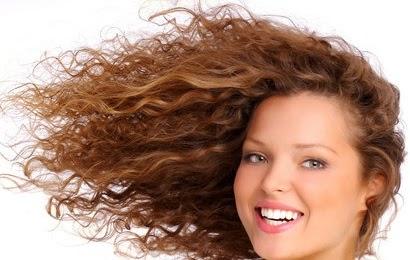 CÓMO CUIDAR TU CABELLO RIZADO