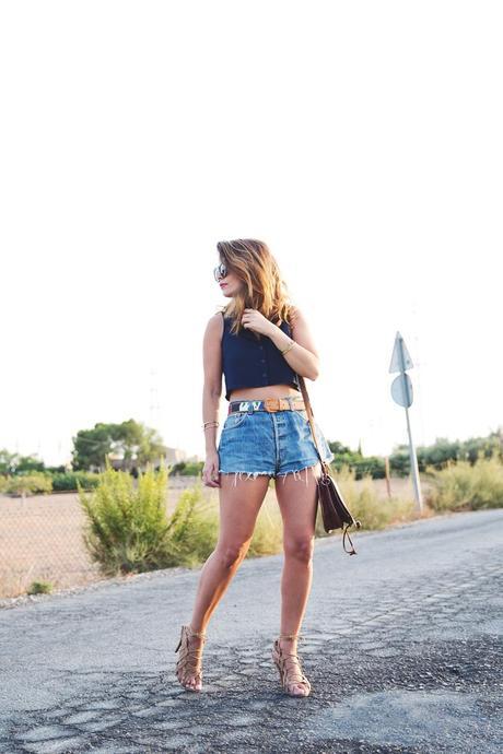LET'S FRIDAY Vintage_Shorts-Cropped_Top-Lace_Up_Sandals-Outfit-Street_Style-9