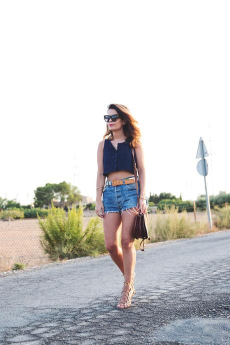 LET'S FRIDAY Vintage_Shorts-Cropped_Top-Lace_Up_Sandals-Outfit-Street_Style-12