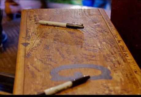 Bancos de madera como libros de firmas colores-de-boda-libro-firmas-banco-madera-9