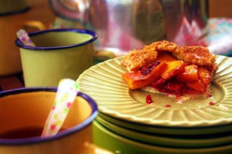 Peach & Strawberry Rustic Tart (Pastel rústico de melocotón y fresa)