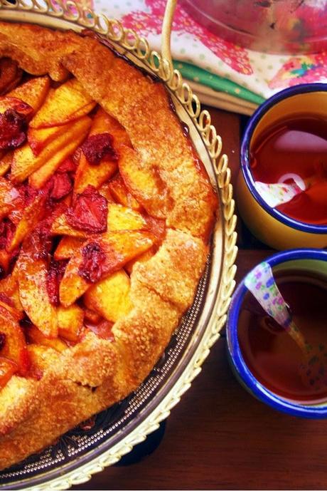 Peach & Strawberry Rustic Tart (Pastel rústico de melocotón y fresa)