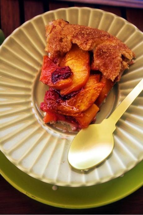 Peach & Strawberry Rustic Tart (Pastel rústico de melocotón y fresa)