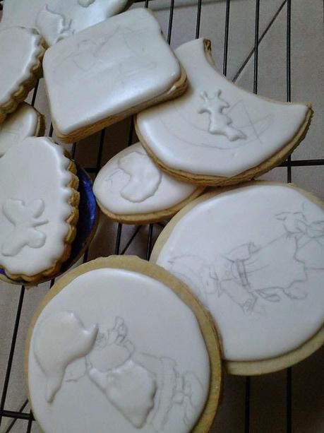 GALLETAS PINTADAS CON RELIEVES EN GLASA