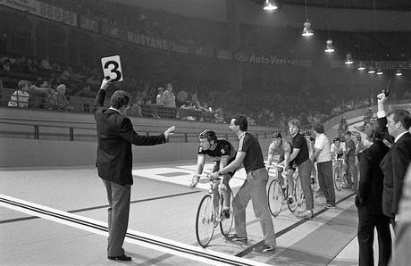 Red Hook Crit Barcelona, carrera ciclista nocturna de fixies y running al Parc del Fòrum carrera fixies barcelona