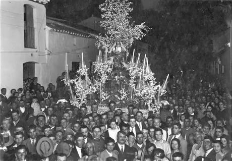 La Pastora en la calle veredas.