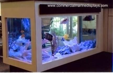 Acuario en una isla de una moderna cocina construido por especialistas en EEUU Acuario en isla de cocina