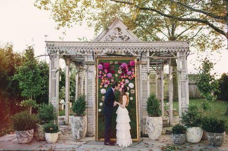 Paneles florales como fondo de ceremonia colores-de-boda-panel-flores-ceremonia-11