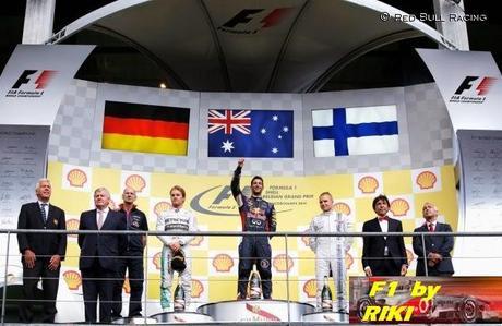 RESUMEN DEL GP DE BELGICA 2014 - RICCIARDO GANA MIENTRAS QUE AMBOS MERCEDES COLISIONAN