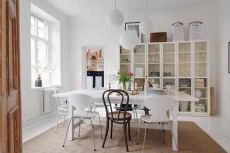 vitrinas mesas ikea sillas de diseño fritz hansen muebles de diseño estilo nórdico escandinavo decoración muebles ikea decoración en blanco y neutros decoración de comedores nórdicos comedor sencillo nórdico blanco Comedor de estilo nórdico   armónico y actual 