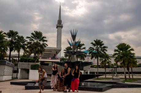 Venga, a la de 3 saltamos todos... En la mezquita de Kuala Lumpur
