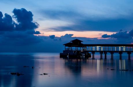 El embarcadero de Coral Bay tras ponerse el sol, Perhentian