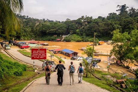 Llegando al embarcadero para visitar Taman Negara