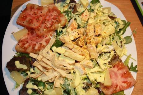 ENSALADA DE POLLO CON PIÑA AL CURRY