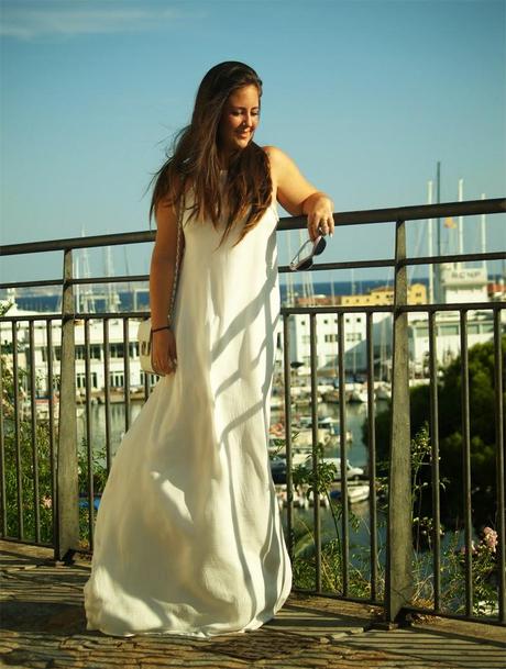 Total white, long perfect dress