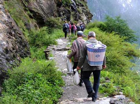 La Garganta del Salto del Tigre: Naturaleza Invertida Compartiendo camino con los locales