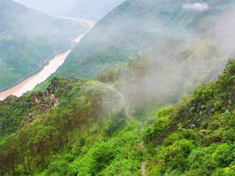 La Garganta del Salto del Tigre: Naturaleza Invertida El camino asciende poco a poco