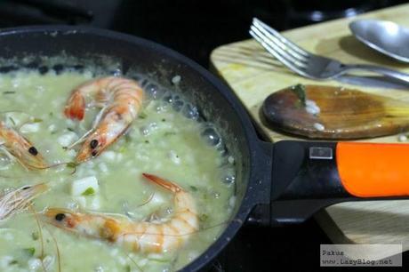 Arroz de sepia y langostinos cocinado en la sartén. Receta sencilla