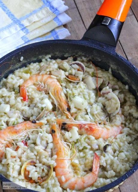 Arroz de sepia y langostinos cocinado en la sartén. Receta sencilla