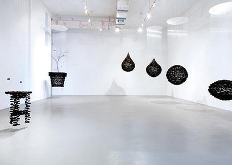 Fiction Instalación con carbón suspendido by Seon Ghi Bahk