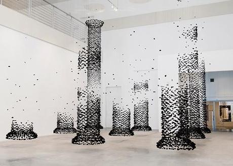 Fiction Instalación con carbón suspendido by Seon Ghi Bahk