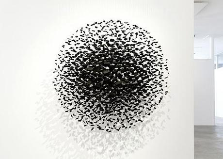 Fiction Instalación con carbón suspendido by Seon Ghi Bahk