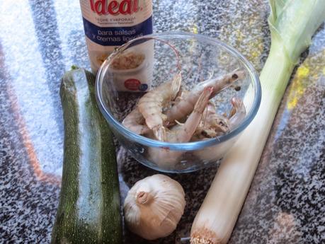 Espaguetis de calabacín con puerro y langostinos