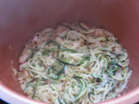 Espaguetis de calabacín con puerro y langostinos