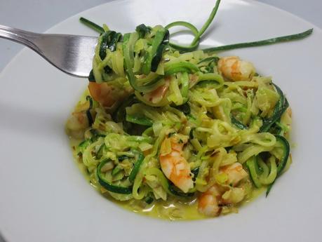 Espaguetis de calabacín con puerro y langostinos