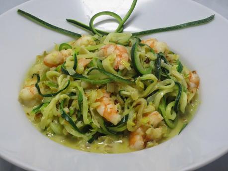 Espaguetis de calabacín con puerro y langostinos