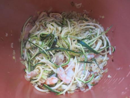 Espaguetis de calabacín con puerro y langostinos