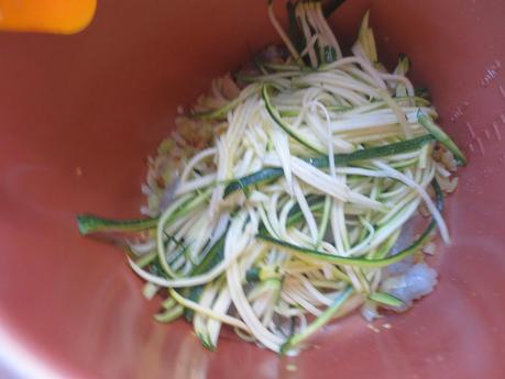 Espaguetis de calabacín con puerro y langostinos