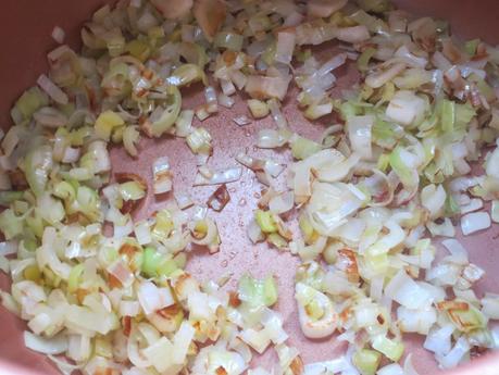 Espaguetis de calabacín con puerro y langostinos