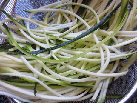 Espaguetis de calabacín con puerro y langostinos