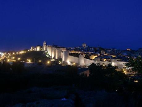 Tu escapada a Ávila muralla-de-avila-noche