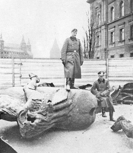 Orgullosos de su obra: nazis posando con las ruinas del monumento, 1939